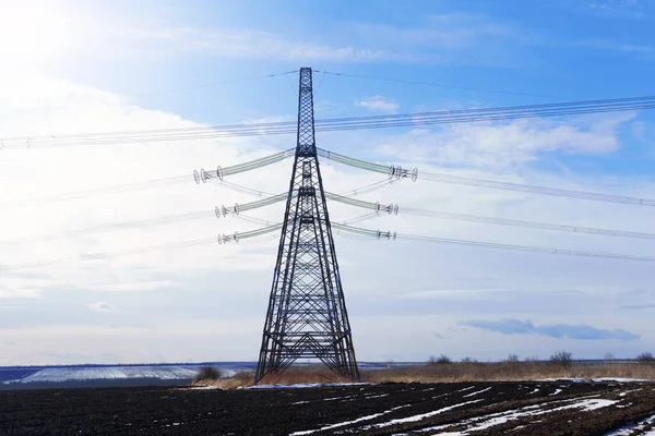 電界中の高電圧極。送電線 — ストック写真