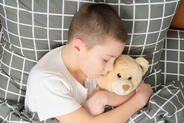 Ein Junge Mit Einem Teddybär Schläft Einem Bett Niedliches Baby — Stockfoto