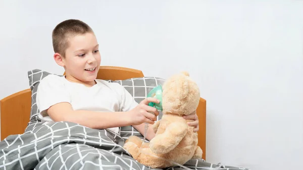 Der Junge Spielt Mit Einem Teddybär Der Schüler Zieht Sich — Stockfoto