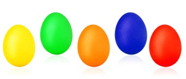 Beyaz arka planda izole edilmiş çok renkli paskalya yumurtaları. Beş renkli yumurta seti