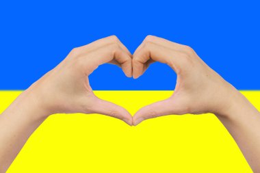 Ukrayna bayrağının arka planında kalp şeklinde kadın elleri var. Vatansever aşk konsepti