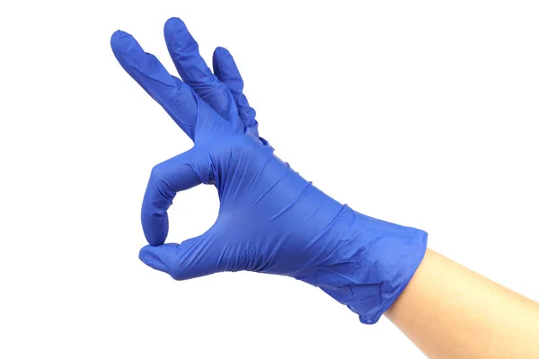 Hand in blauw medische handschoen met ok teken op witte achtergrond — Stockfoto