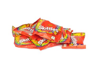 Novoukrainka, Ukrayna, 03.05.2022 - Beyaz arka planda izole edilmiş Skittles şekeri