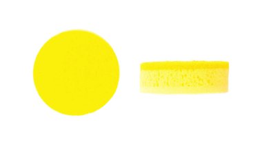 Beyaz arka planda izole edilmiş sarı bulaşık bezi. Mutfakta temizlik var.