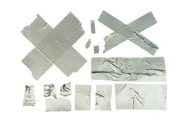 Alüminyum metal yapışkan bant, farklı şekillerde yırtılmış parçalar, beyaz arka planda izole edilmiş.