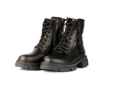 Kadınların siyah deri botları beyaz arka planda izole edilmiş..