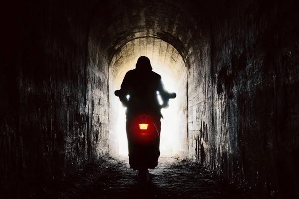 Motociclista Túnel Silhueta Homem Cavalgando Direção Luz Através Túnel Escuro — Fotografia de Stock