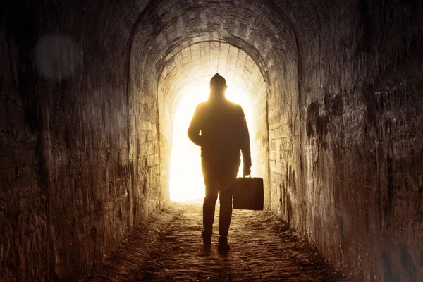 Uma Jovem Com Uma Mala Caminha Através Túnel Escuro Direção — Fotografia de Stock