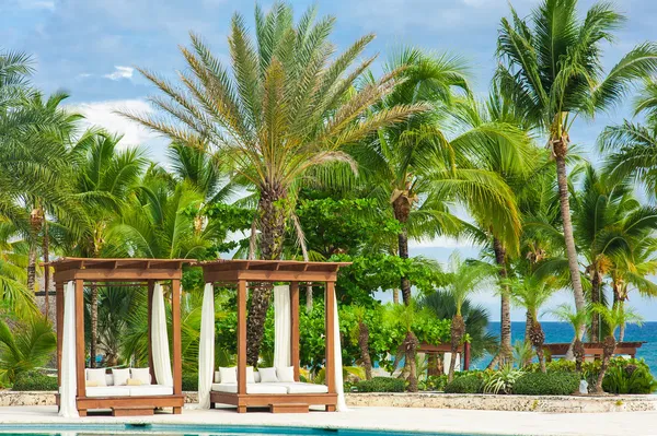 Tropik cenneti mavi yüzme havuzunda havuz yatak — Stok fotoğraf