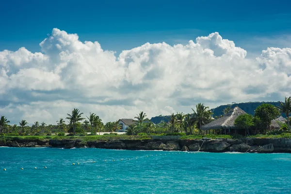 Palmen und tropischer Strand im tropischen Paradies — Stockfoto