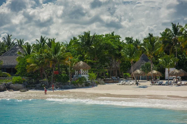 Palmen und tropischer Strand im tropischen Paradies — Stockfoto