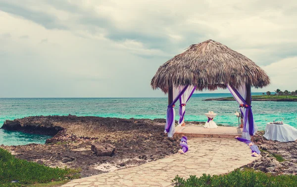 Wedding arch decorated on caribbean beach — Stock Photo, Image