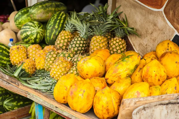 ananas ve kavun bir sayaç üzerinde