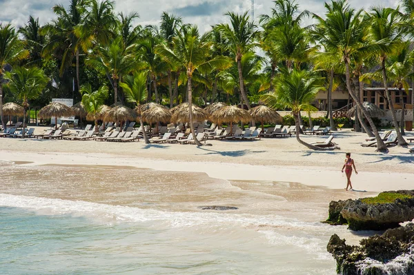 Mädchen am tropischen Strand im tropischen Paradies — Stockfoto