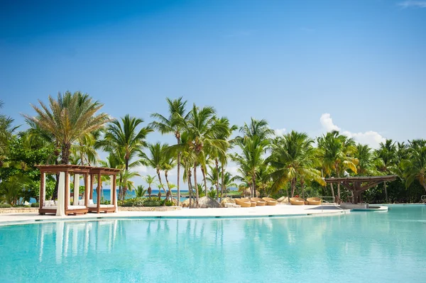 Outdoor resort swimming pool of luxury hotel. — Stock Photo, Image