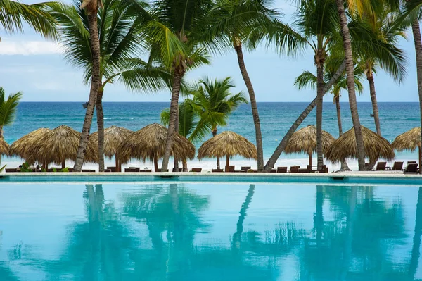 Piscina di hotel di lusso — Foto Stock