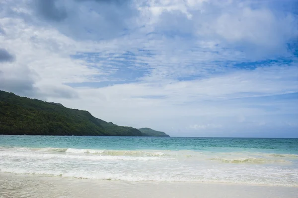 Tropisk strand i tropiskt paradis — Stockfoto