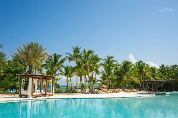Açık resort Yüzme Havuzu ve lüks otel. — Stok fotoğraf