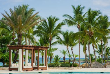 tropik cenneti mavi yüzme havuzunda havuz yatak