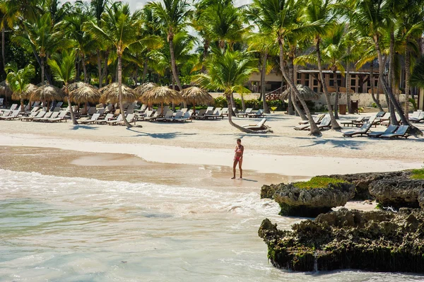 Dziewczyna na tropikalnej plaży w tropikalnym raju — Zdjęcie stockowe