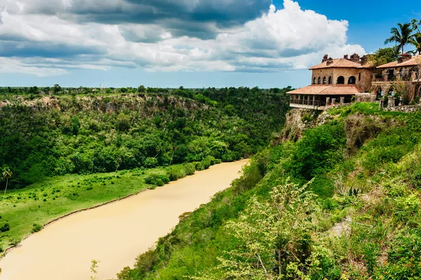 Тропическая река Чавон в Доминиканской Республике — стоковое фото