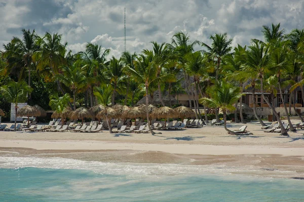 Palmen und tropischer Strand im tropischen Paradies — Stockfoto