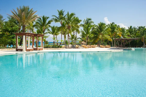 Resort al aire libre piscina de hotel de lujo . —  Fotos de Stock