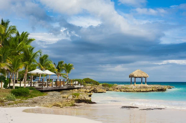 Atlantik Okyanusu üzerinde lüks resort. — Stok fotoğraf