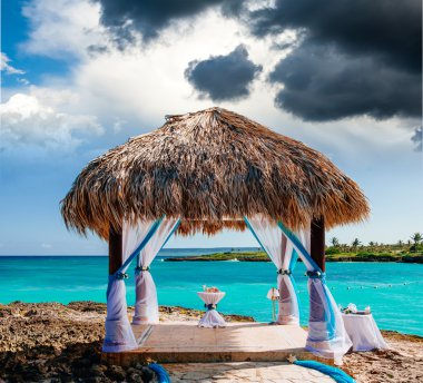 Düğün kemer caribbean beach dekore edilmiştir.