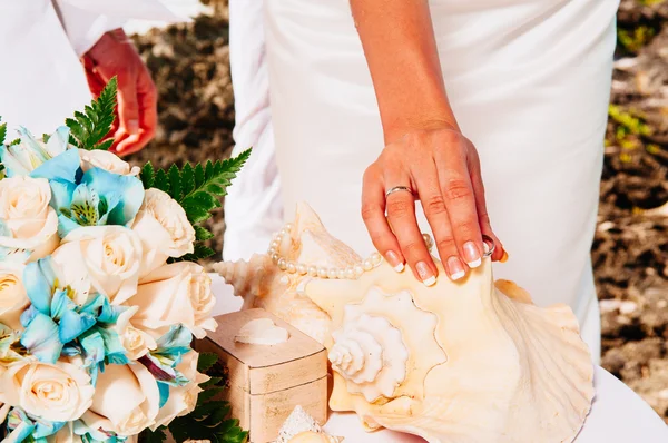 Newlyweds wear rings to each other on the background of the Caribbean — Stock Photo, Image