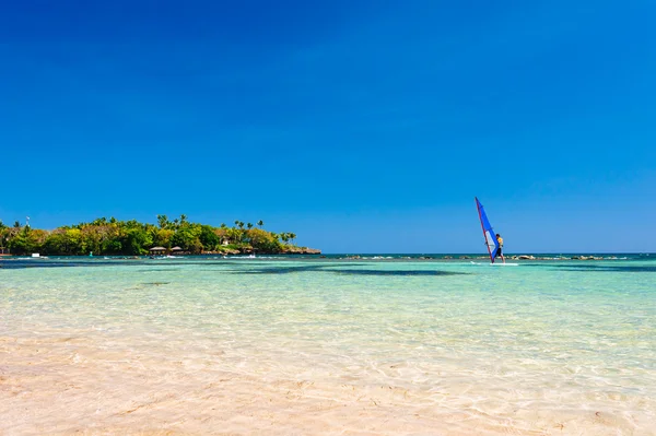 Surfista solitario a bordo in mare — Foto Stock