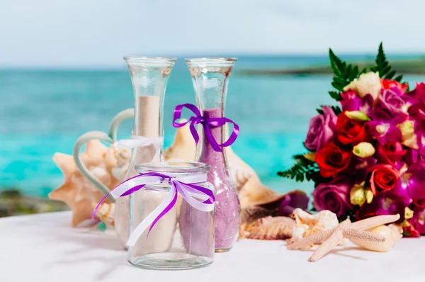 Decorative glass of champagne, wedding cake and bridal bouquet on a decoration table — Stock Photo, Image