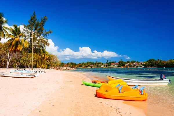 Barca sulla spiaggia — Foto Stock