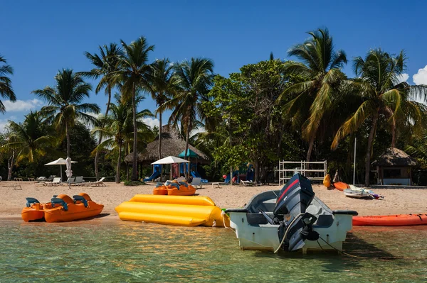 Barco en la playa —  Fotos de Stock