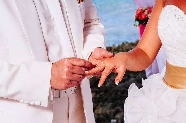 Groom put a ring on finger of his lovely wife — Stock Photo, Image