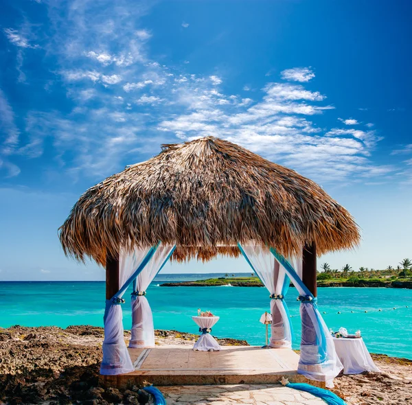 Arco nuziale decorato sulla spiaggia di caraibi — Foto Stock