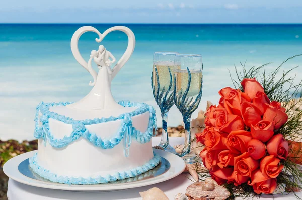 เค้กแต่งงานและช่อดอกไม้เจ้าสาวบนโต๊ะตกแต่ง — ภาพถ่ายสต็อก