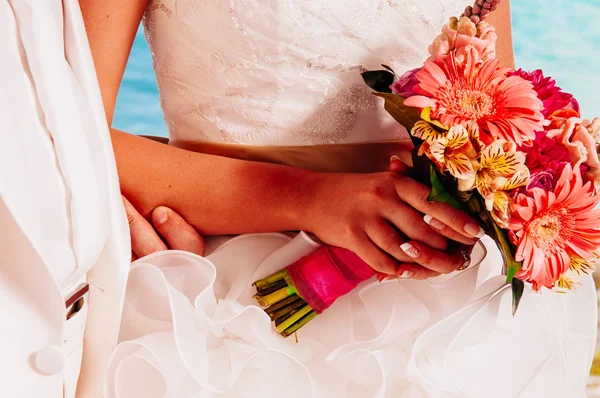 ช่อดอกไม้แต่งงานในมือของเจ้าสาว — ภาพถ่ายสต็อก