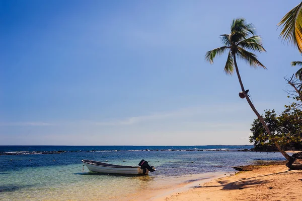 Boat on the beach — Stock Photo, Image