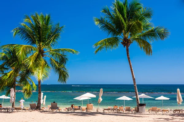 Chairs and umbrella on stunning tropical beach — Stock fotografie