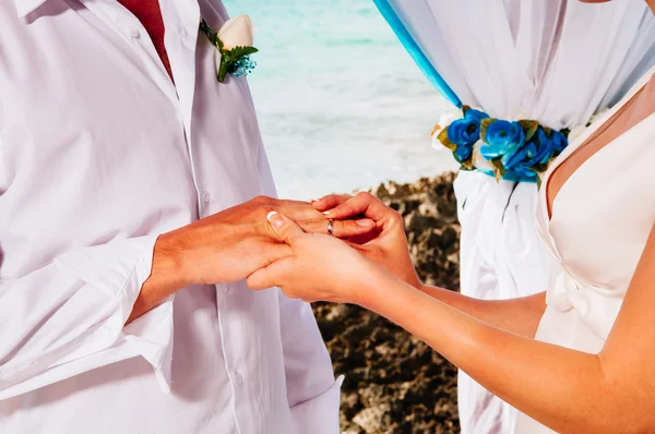 Newlyweds wear rings to each other — Stock Photo, Image