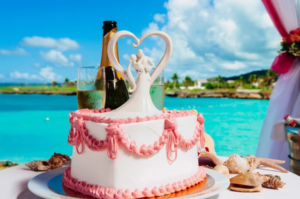 Wedding cake and bridal bouquet on a decoration table — Stock Photo, Image