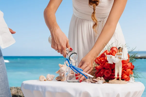 Hands of bride holding vase with colorful sand during wedding party — Stock Photo, Image