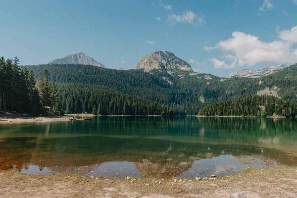 Lago Negro Crno jezero, norte de Montenegro. Es un lago glacial en el Monte Durmitor, a una altitud de 1.416 m. Lago Negro en el parque nacional de Durmitor en Montenegro, Europa. Mundo de belleza. — Foto de Stock