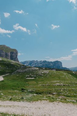 Durmitor dağları, Ulusal Park, Akdeniz, Karadağ, Balkanlar ve Avrupa 'nın muhteşem manzarası. Sedlo Geçidi 'nden parlak yaz manzarası. Dağlardaki evin yanındaki yol..