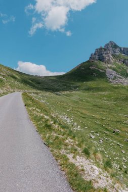Durmitor dağları, Ulusal Park, Akdeniz, Karadağ, Balkanlar ve Avrupa 'nın muhteşem manzarası. Sedlo Geçidi 'nden parlak yaz manzarası. Dağlardaki evin yanındaki yol..