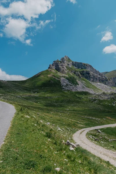 Durmitor dağları, Ulusal Park, Akdeniz, Karadağ, Balkanlar ve Avrupa 'nın muhteşem manzarası. Sedlo Geçidi 'nden parlak yaz manzarası. Dağlardaki evin yanındaki yol..