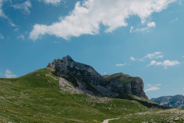 Durmitor dağları, Ulusal Park, Akdeniz, Karadağ, Balkanlar ve Avrupa 'nın muhteşem manzarası. Sedlo Geçidi 'nden parlak yaz manzarası. Dağlardaki evin yanındaki yol..