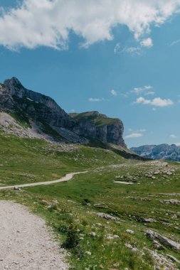 Durmitor dağları, Ulusal Park, Akdeniz, Karadağ, Balkanlar ve Avrupa 'nın muhteşem manzarası. Sedlo Geçidi 'nden parlak yaz manzarası. Dağlardaki evin yanındaki yol..