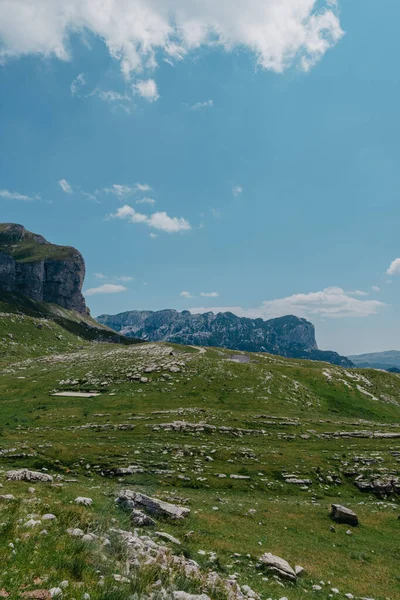 Geweldig uitzicht op Durmitor bergen, Nationaal Park, Middellandse Zee, Montenegro, Balkan, Europa. Helder uitzicht vanaf Sedlo Pass. De weg bij het huis in de bergen. — Stockfoto